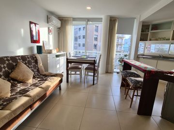 Venta - Departamento dos ambientes con balcón en ochava -  Bolívar 2795 - Zona Centro