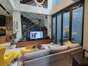 Townhouse baru 3,5 lantai Swimming pool bintaro Jakarta Selatan