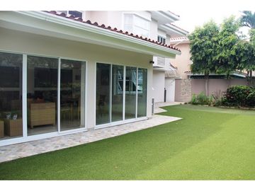 VENTA HERMOSA CASA COSTA DEL ESTE