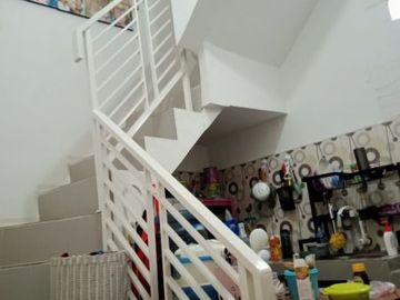 Rumah 2 lantai dijual cepat terawat, modern dan strategis