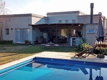 VENTA CASA 4 AMBIENTES EN DIQUE LUJÁN
