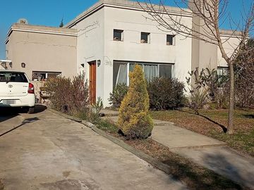 VENTA CASA 4 AMBIENTES EN DIQUE LUJÁN