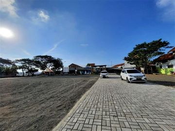 Area Jalan Kaliurang Km 10, Pekarangan Tepi Jalan Aspal
