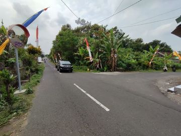 Area Jalan Kaliurang Km 10, Pekarangan Tepi Jalan Aspal