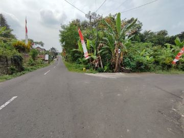 Area Jalan Kaliurang Km 10, Pekarangan Tepi Jalan Aspal