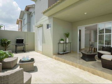 Venta de Casa en Urb. Casa Laguna con acabados de lujo a pocos minutos de Ciudad Dorado, Samborondon