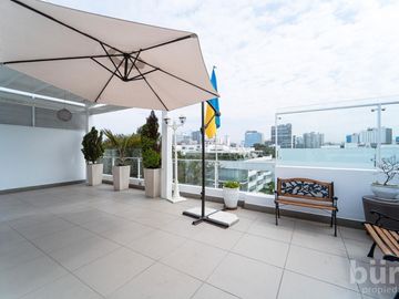 VENTA HERMOSO PENTHOUSE CON TERRAZA,  PISCINA Y PARRILLA EN SAN ISIDRO