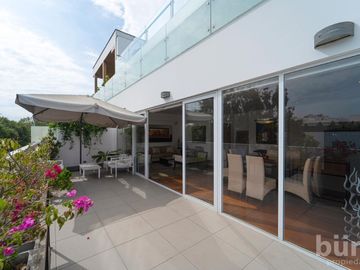 VENTA HERMOSO PENTHOUSE CON TERRAZA,  PISCINA Y PARRILLA EN SAN ISIDRO