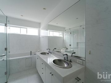 VENTA HERMOSO PENTHOUSE CON TERRAZA,  PISCINA Y PARRILLA EN SAN ISIDRO