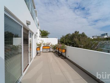 VENTA HERMOSO PENTHOUSE CON TERRAZA,  PISCINA Y PARRILLA EN SAN ISIDRO