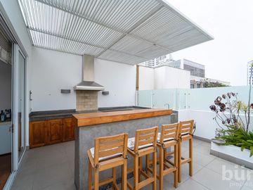 VENTA HERMOSO PENTHOUSE CON TERRAZA,  PISCINA Y PARRILLA EN SAN ISIDRO