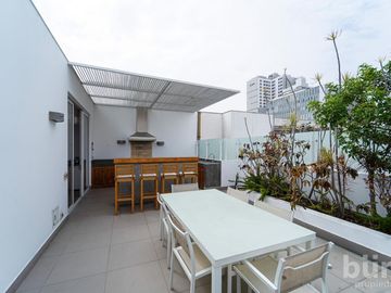 VENTA HERMOSO PENTHOUSE CON TERRAZA,  PISCINA Y PARRILLA EN SAN ISIDRO