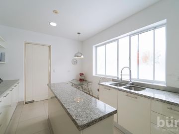 VENTA HERMOSO PENTHOUSE CON TERRAZA,  PISCINA Y PARRILLA EN SAN ISIDRO