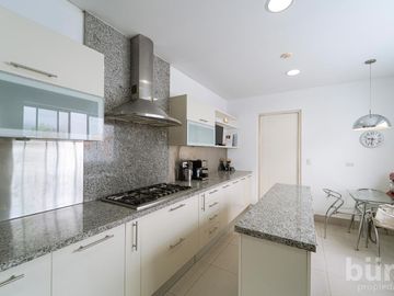 VENTA HERMOSO PENTHOUSE CON TERRAZA,  PISCINA Y PARRILLA EN SAN ISIDRO