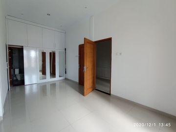 Rumah modern 2 lantai siap huni di kawasan premium dekat Hotel Hyatt