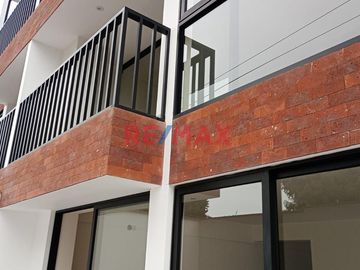 Exclusivos departamentos iluminados, con excelente ubicación en la Urb. Los Rosales, con hermosa vista al parque.
Financiado por el BCP.

ENTREGA M
