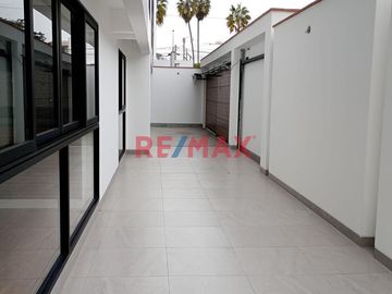 Exclusivos departamentos iluminados, con excelente ubicación en la Urb. Los Rosales, con hermosa vista al parque.
Financiado por el BCP.

ENTREGA M