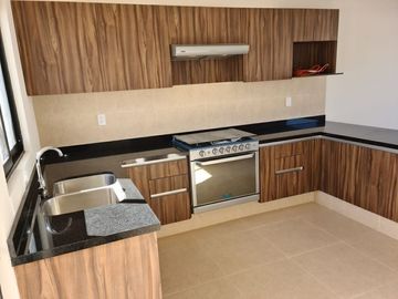 Linda Casa entre El Refugio y Zibata, 4ta Recamara en PB, de LUJO !!