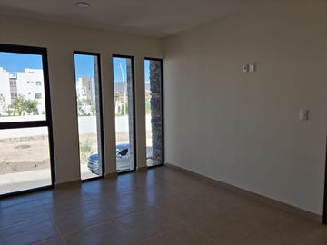 Linda Casa entre El Refugio y Zibata, 4ta Recamara en PB, de LUJO !!