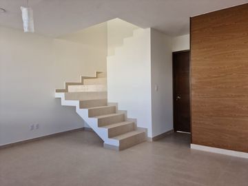 Linda Casa entre El Refugio y Zibata, 4ta Recamara en PB, de LUJO !!