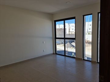 Linda Casa entre El Refugio y Zibata, 4ta Recamara en PB, de LUJO !!