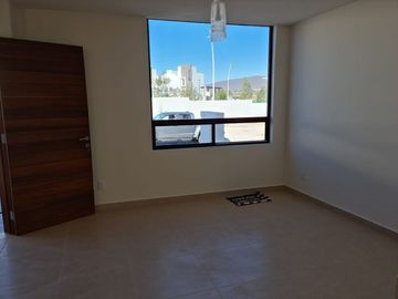 Linda Casa entre El Refugio y Zibata, 4ta Recamara en PB, de LUJO !!