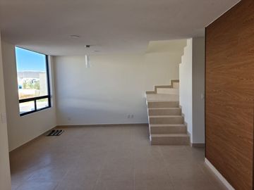 Linda Casa entre El Refugio y Zibata, 4ta Recamara en PB, de LUJO !!