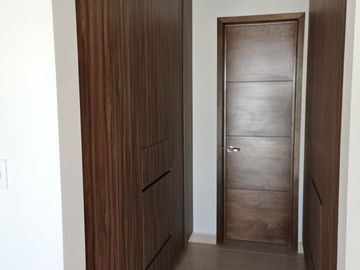 Linda Casa entre El Refugio y Zibata, 4ta Recamara en PB, de LUJO !!