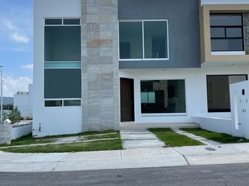 Linda Casa entre El Refugio y Zibata, 4ta Recamara en PB, de LUJO !!