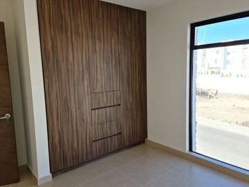 Linda Casa entre El Refugio y Zibata, 4ta Recamara en PB, de LUJO !!