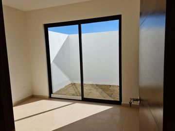 Linda Casa entre El Refugio y Zibata, 4ta Recamara en PB, de LUJO !!