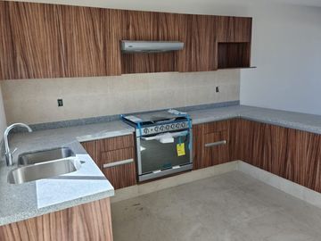 Linda Casa entre El Refugio y Zibata, 4ta Recamara en PB, de LUJO !!