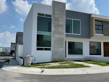 Linda Casa entre El Refugio y Zibata, 4ta Recamara en PB, de LUJO !!