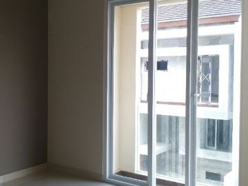 RMH 3Lantai Dgn Swimming Pool pribadi PS.Minggu,Jaksel