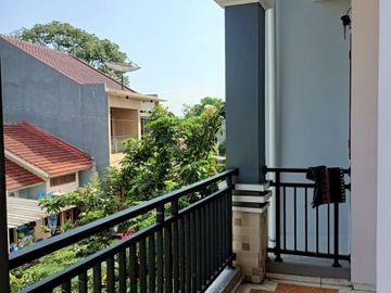 Rumah second 2 lantai murah terawat siap huni dicipayung,Depok