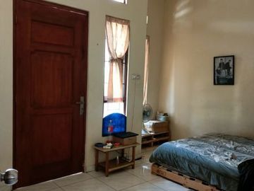 Rumah second 2 lantai murah terawat siap huni dicipayung,Depok