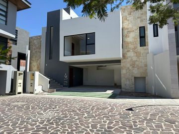 CASA EN VENTA EN CERRADA DEL PEDREGAL SLP