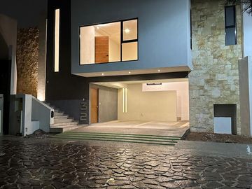 CASA EN VENTA EN CERRADA DEL PEDREGAL SLP