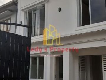Hunian 3 lt dalam komplek dengan lingkungan asri nan sejuk di cinere