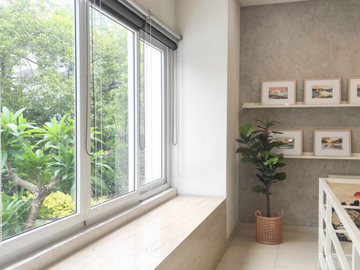 Rumah 2 lantai desain arsitektur elegan dan pencahayaan alami di Setia Budi Kuningan