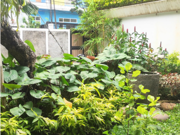 Rumah 2 lantai desain arsitektur elegan dan pencahayaan alami di Setia Budi Kuningan