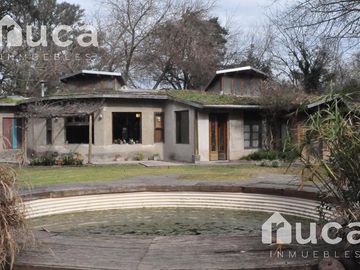 VENTA | CASA de HERMOSO DISEÑO gran Jardin y Pileta | La Bota