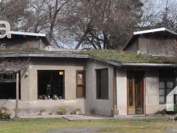 VENTA | CASA de HERMOSO DISEÑO gran Jardin y Pileta | La Bota