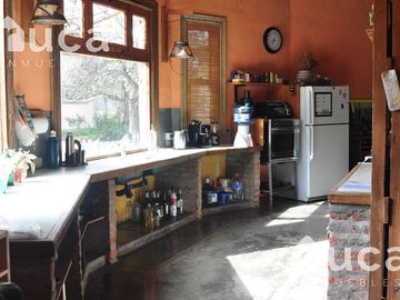 VENTA | CASA de HERMOSO DISEÑO gran Jardin y Pileta | La Bota