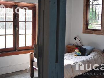 VENTA | CASA de HERMOSO DISEÑO gran Jardin y Pileta | La Bota