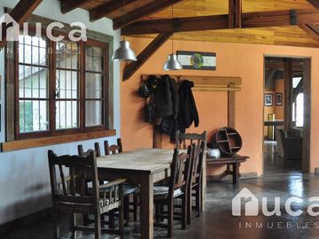 VENTA | CASA de HERMOSO DISEÑO gran Jardin y Pileta | La Bota