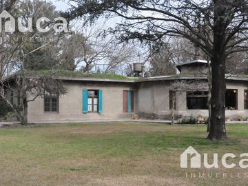VENTA | CASA de HERMOSO DISEÑO gran Jardin y Pileta | La Bota