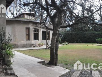 VENTA | CASA de HERMOSO DISEÑO gran Jardin y Pileta | La Bota