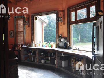 VENTA | CASA de HERMOSO DISEÑO gran Jardin y Pileta | La Bota