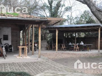VENTA | CASA de HERMOSO DISEÑO gran Jardin y Pileta | La Bota